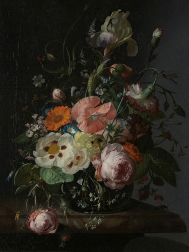 Stilleven met bloemen op een marmeren tafelblad